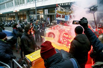 Uova sui poliziotti: la protesta dei centri sociali a Milano 3