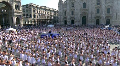 Il "Ballo in Bianco" in piazza Duomo 9