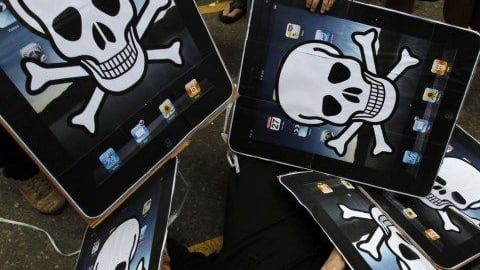 Turni da gulag per fare iPhone: cinese stroncato a 15 anni