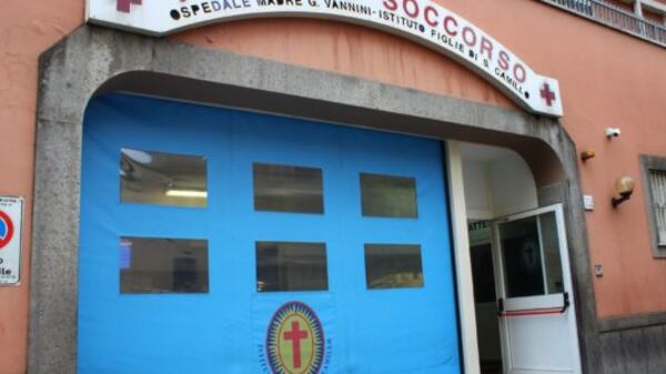Lo spray al peperoncino sui sanitari e i vigilanti: follia al pronto soccorso