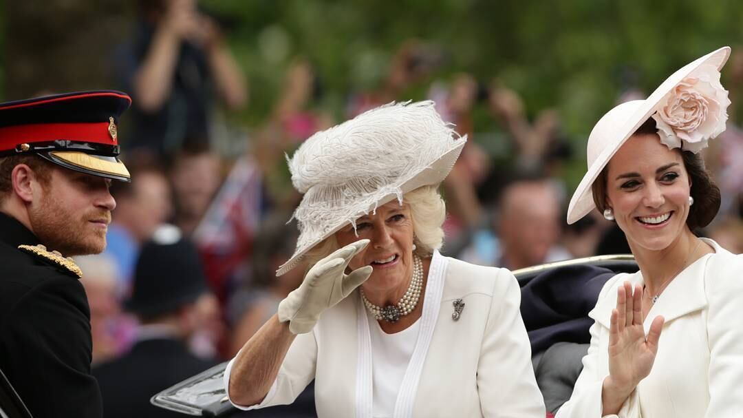 Royal Family, l'indiscrezione: "Meghan e Camilla contro Kate"