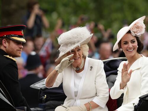Royal Family, l'indiscrezione: "Meghan e Camilla contro Kate"