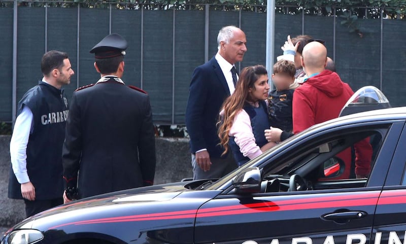 Padre si barrica in casa con il figlio piccolo 8
