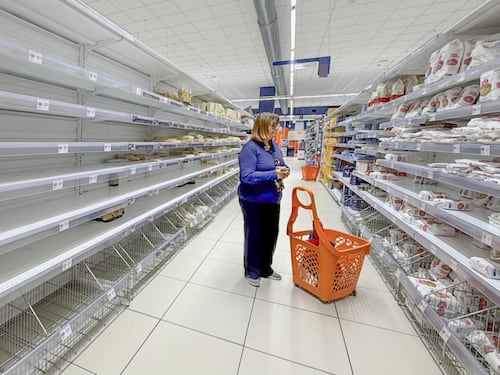 Scarseggiano le mozzarelle. E fiori a rischio per il 2 novembre