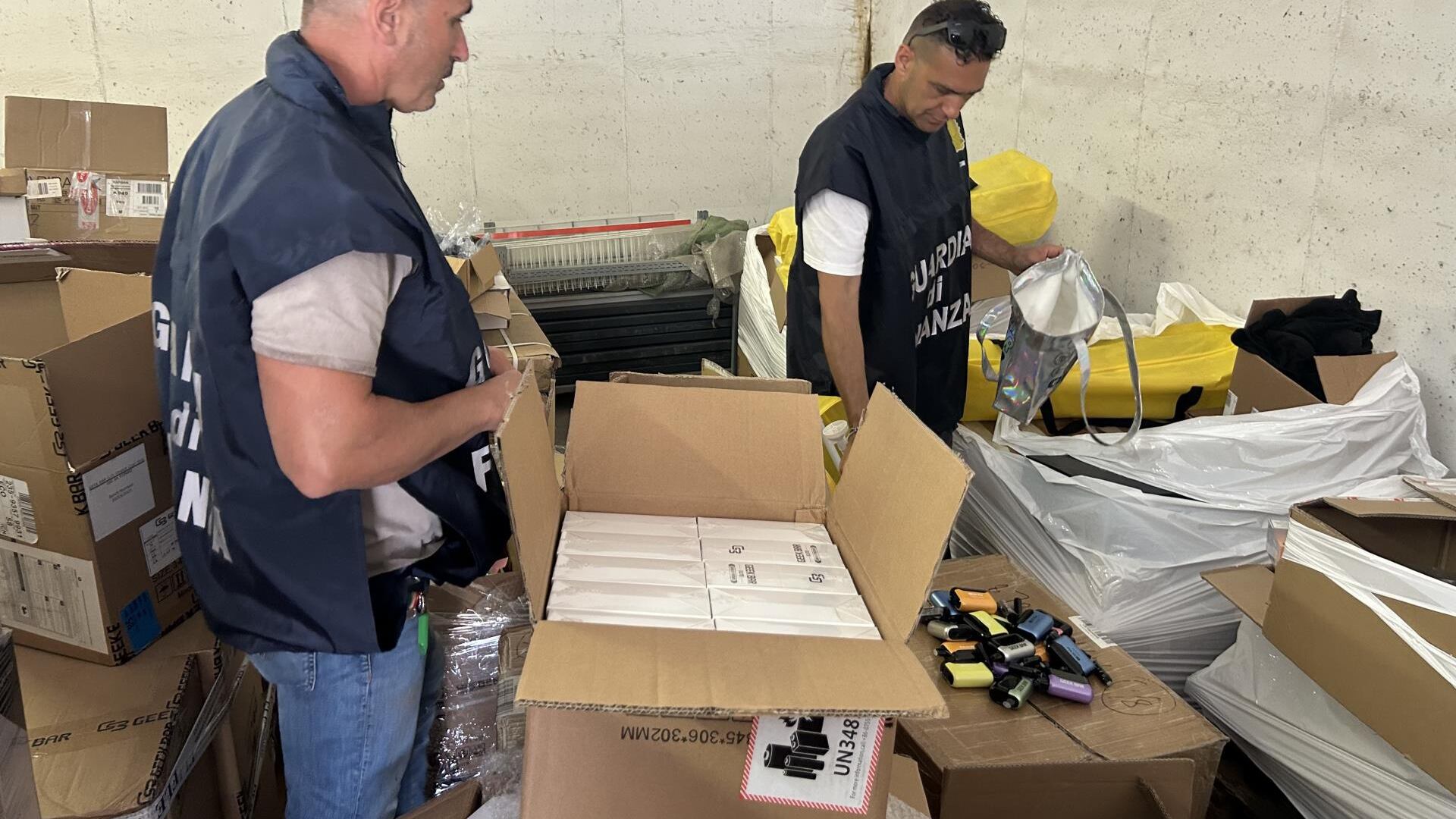 Il contrabbando 2.0: maxi sequestro di sigarette elettroniche a Lucca