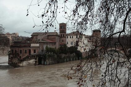 Paura per la piena del Tevere a Roma 1