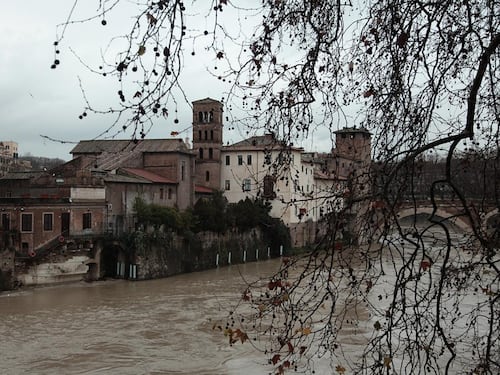 Massima allerta per la piena del Tevere a Roma