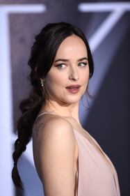 Dakota Johnson senza reggiseno per "50 Sfumature di Nero" 9