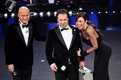 Sanremo, le gag del trio con gli ospiti 3