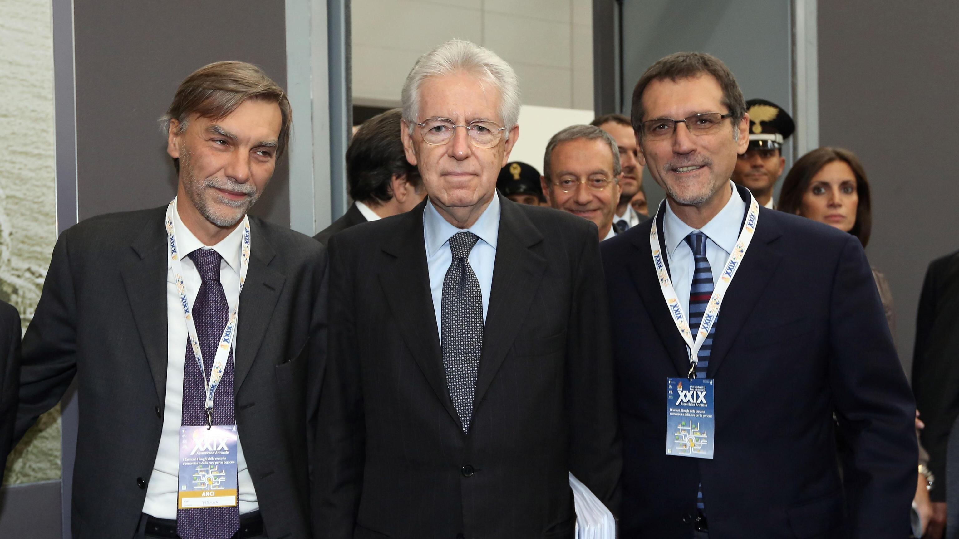 Ora Monti se ne accorge: "La crescita non si vede". Ma invita alla fiducia