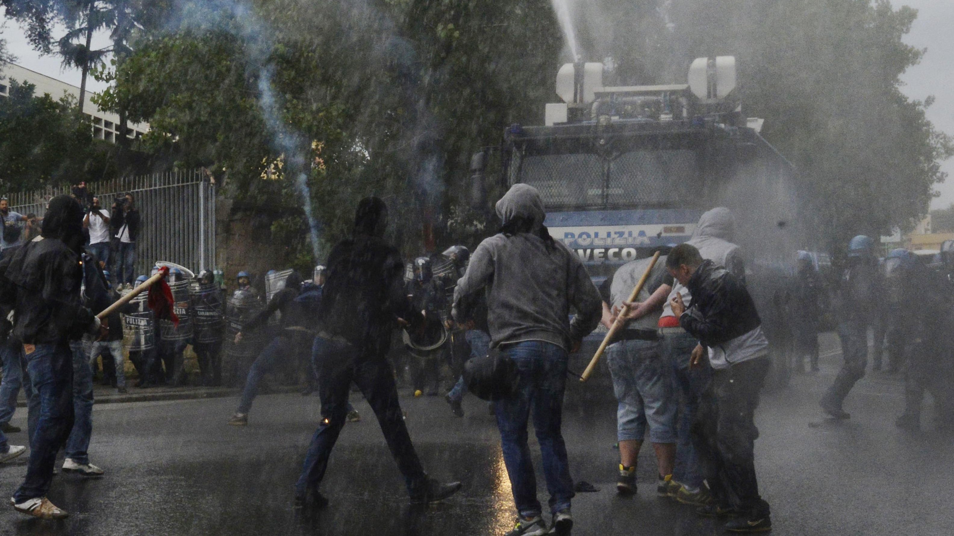 E fuori dal vertice scatta la protesta antagonista