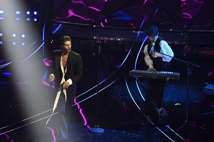 Sanremo 2024: ecco il look della terza serata del Festival dei Santi Francesi  6
