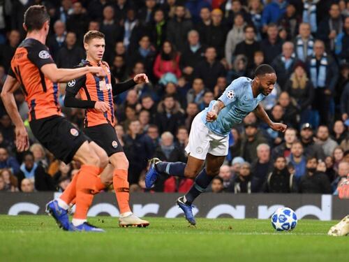 Che cantonata dell'arbitro: Sterling inciampa, lui gli fischia il rigore