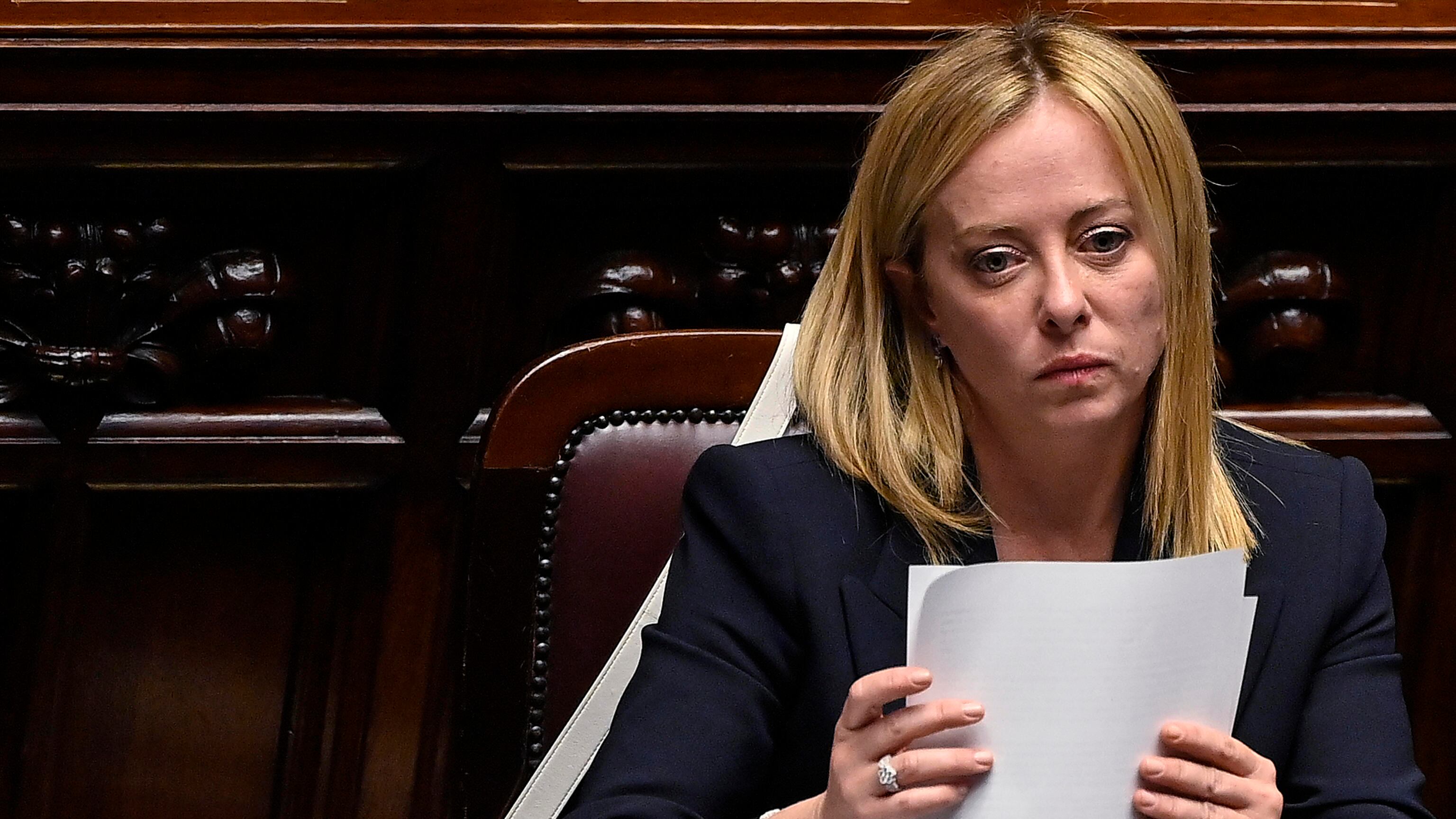 Migranti, Meloni inchioda la sinistra: "Mette in discussione l'onore dell'Italia per i suoi fini"