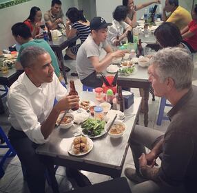 Obama e lo chef Bourdain a cena in Vietnam 1