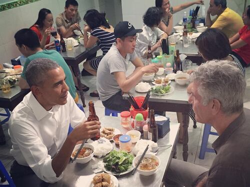 Obama e lo chef Bourdain a cena in Vietnam