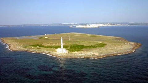 Salento, migranti abbandonati su un'isolotto