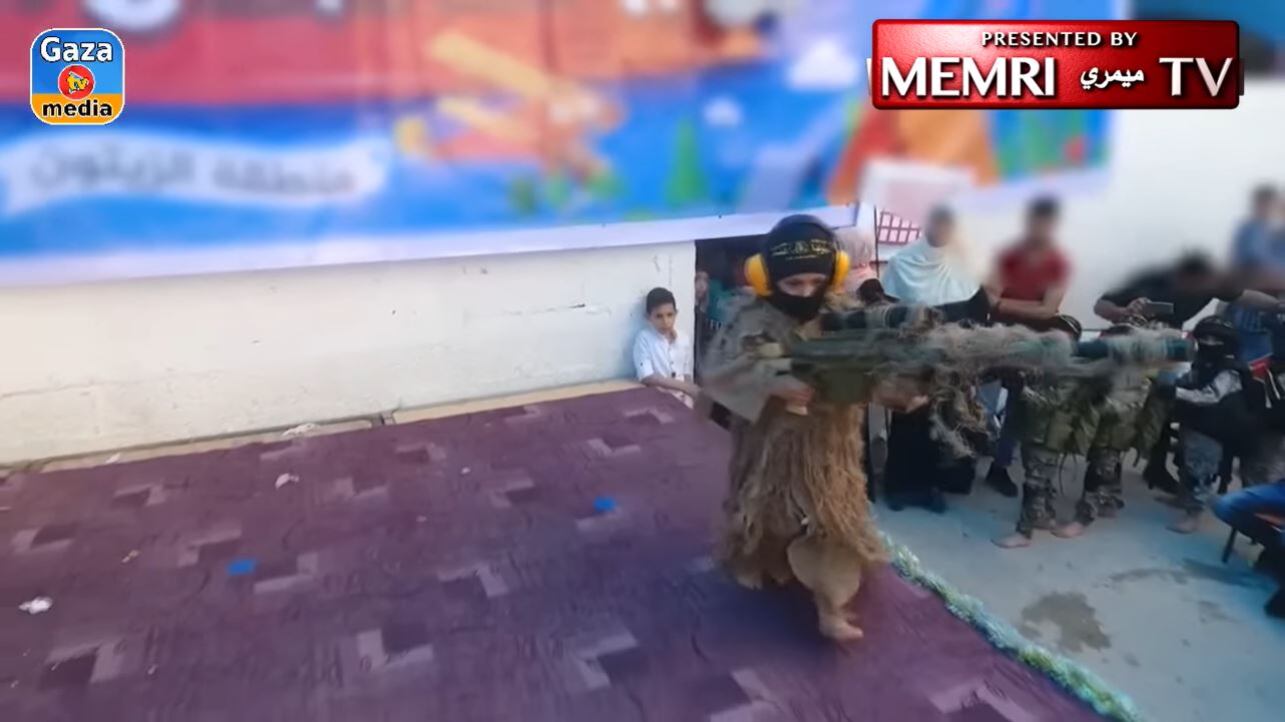 Soldati israeliani uccisi e civili in ostaggio: il video choc della recita dei bimbi di Hamas