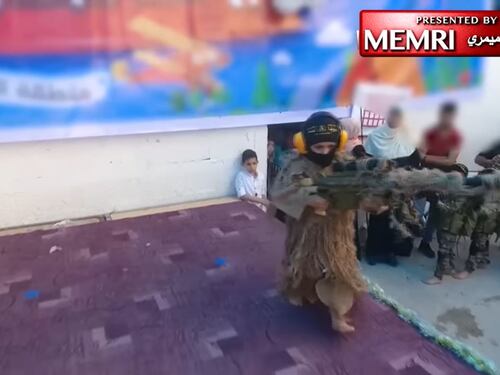 Soldati israeliani uccisi e civili in ostaggio: il video choc della recita dei bimbi di Hamas