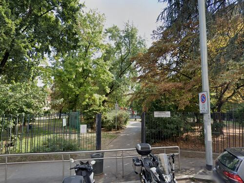 Coltello, "Allah Akbar" e la frase sull'Isis: terrore nel parco di Milano. Poi il giudice lo libera