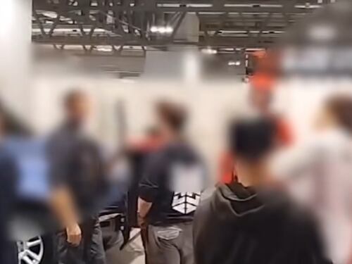 “Praticate lezioni di manganello”, “Delirio di estremisti”. È ancora polemica sulla polizia