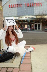 Aspettando Star Wars - Il Risveglio della Forza: attrice si spoglia per strada 29