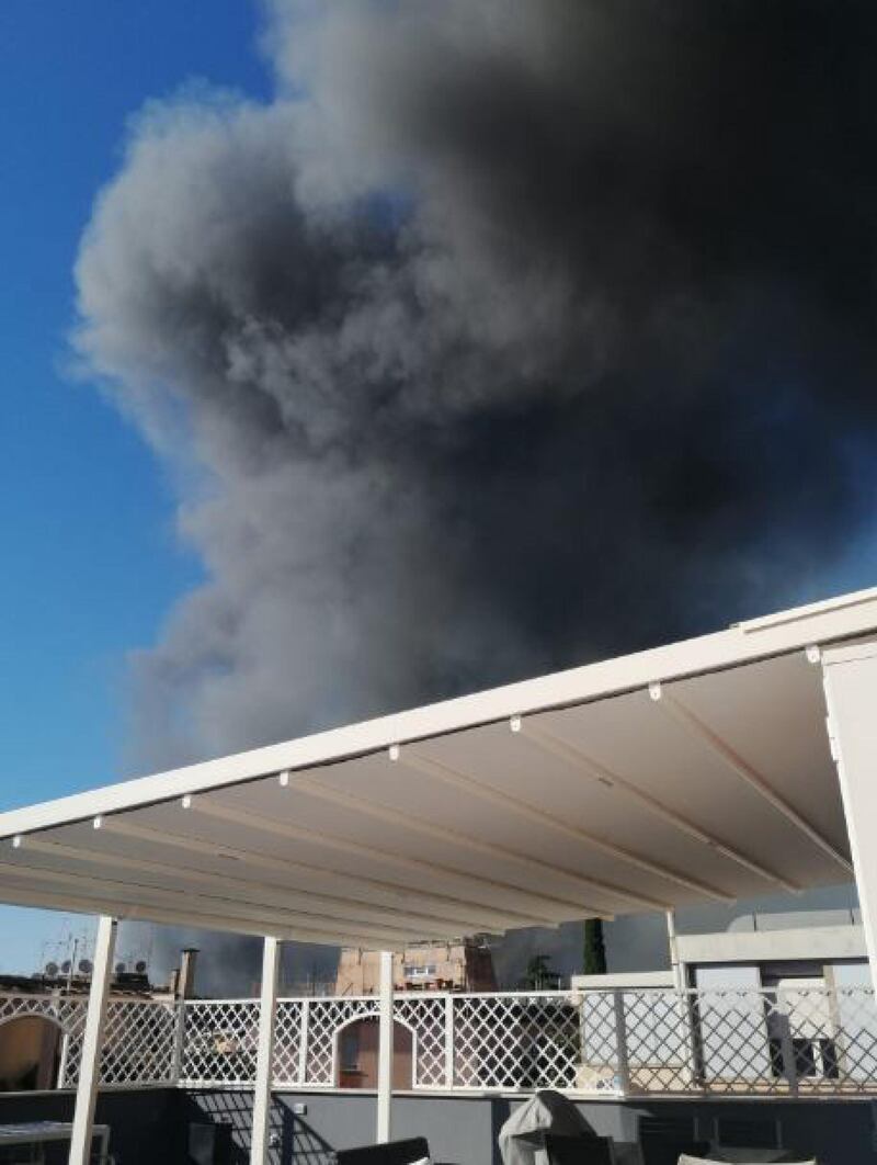 Vasto incendio divampato questo pomeriggio a Roma nella zona di via Casilina 1