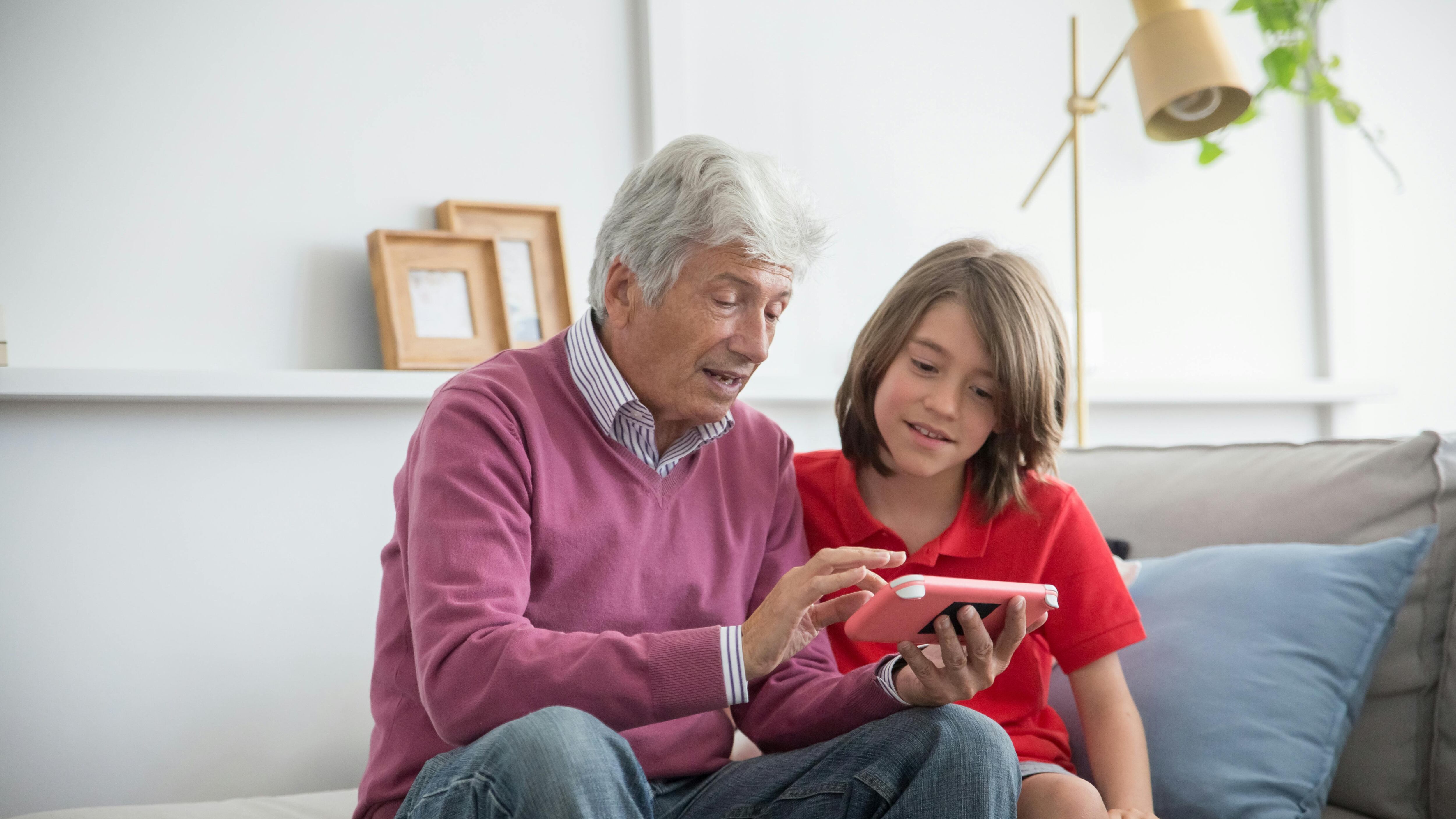 "Mi aiuti col telefono?": le 10 domande tecnologiche più comuni dei nonni ai nipoti