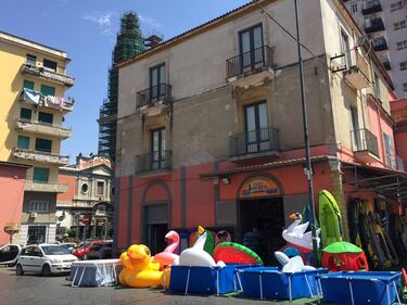 Napoli, il porto e il quartiere Mercato 10