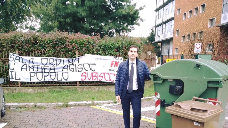 Striscione di Forza Nuova davanti al teatro che ospita Liliana Segre