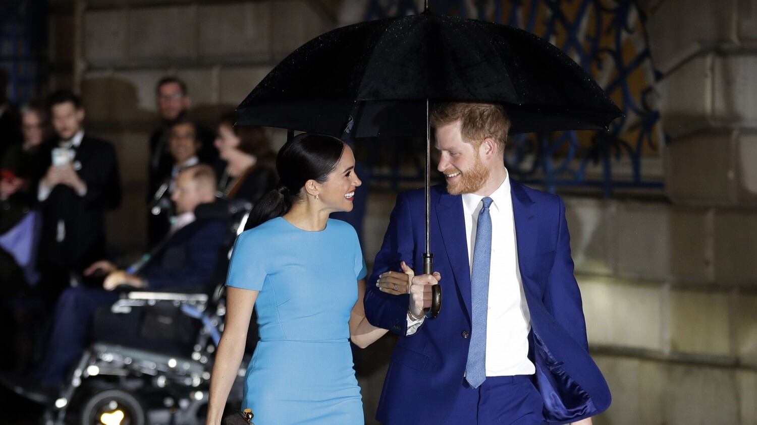 Meghan senza capelli e Harry con una lunga barba: saranno così i reali dopo la quarantena?