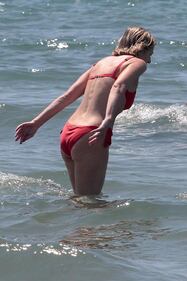 Stefania Giannini paparazzata a Forte dei Marmi 7