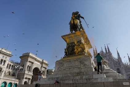 Vandalizzato il monumento equestre di piazza del Duomo 3