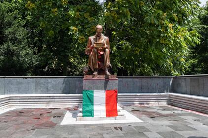 Forza Italia mette il tricolore sulla statua Montanelli 2
