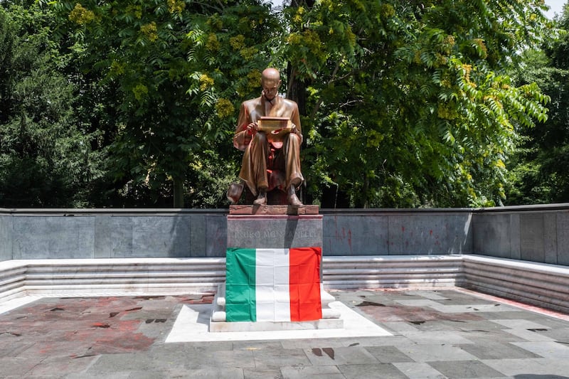 Forza Italia mette il tricolore sulla statua Montanelli 2