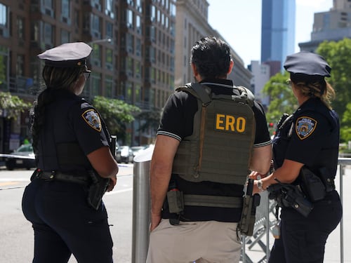 Ordigno incendiario davanti alla sede dell’Fbi, arrestato un uomo: "Manifestante anti-Ice, aveva un manifesto"