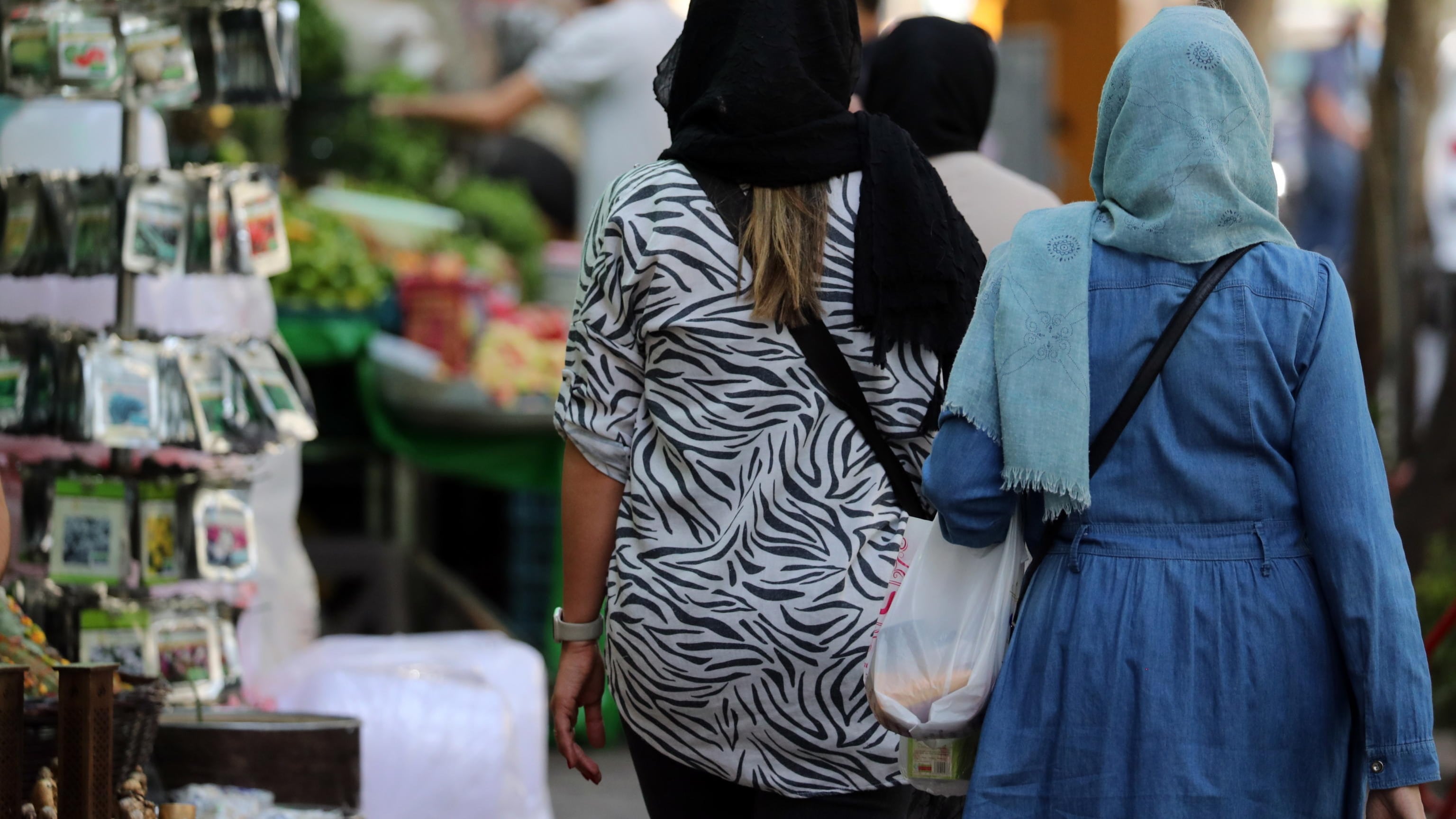 Iran, la rivoluzione senza palco: a Teheran le donne sfidano il velo giorno dopo giorno