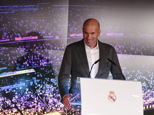 Zidane si presenta al Real e viene deriso per il suo outfit: "Da codice penale"