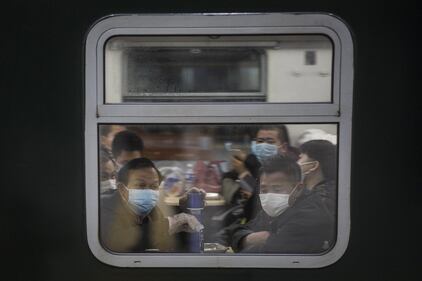 A Wuhan finisce il lockdown: la fila in stazione 4