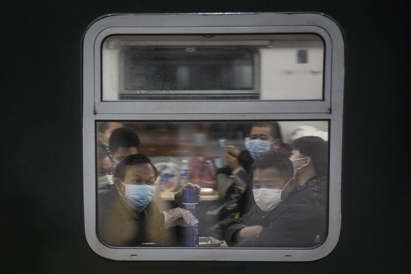 A Wuhan finisce il lockdown: la fila in stazione 4