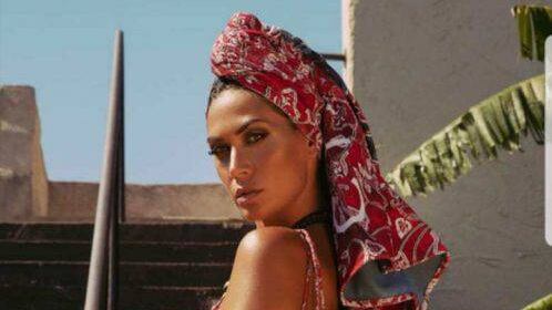 Melissa Satta, il costume mette in risalto il lato B
