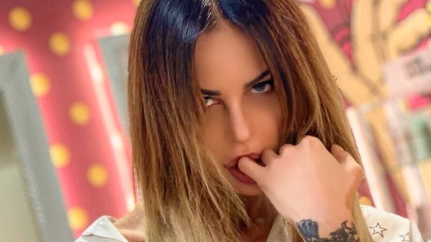Nina Moric spara a zero contro Corona: "È sposato con una donna di 50 anni"