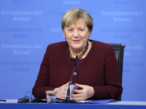 Merkel e quell'ultimo brindisi notturno con Macron