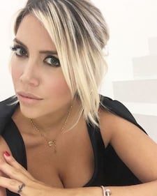 Wanda Nara, sexy in costume rosso su Instagram 9