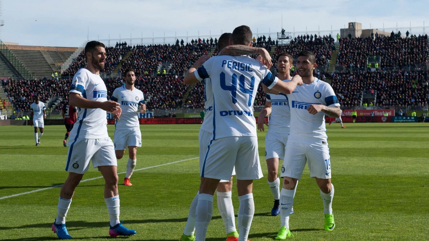 Inter, manita al Cagliari: nerazzurri a -6 dalla Champions League