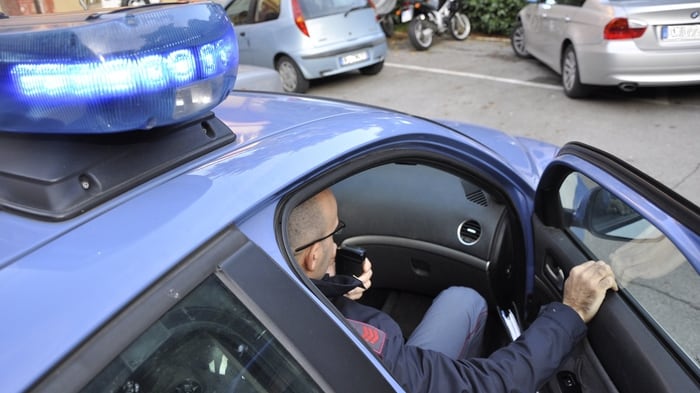 Ruba in negozio, morde il commesso e molesta i passanti: somalo in manette