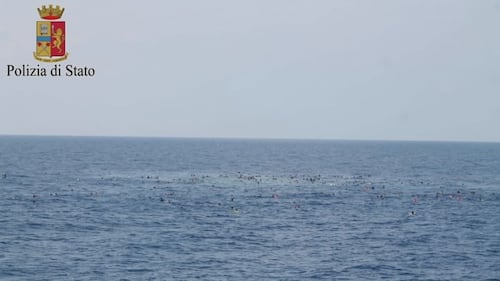 Naufragio al largo della Libia, i migranti in mare attendono i soccorsi 1