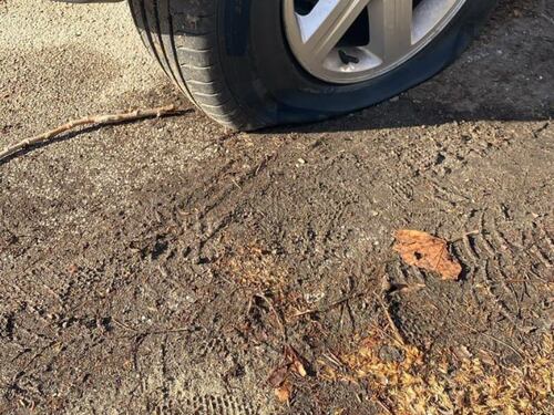 "Sono auto pericolose". E gli eco-vandali sgonfiano le ruote dei suv