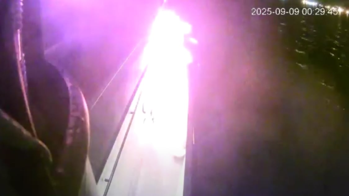 "Colpiti da un drone", "Falso". La Flotilla di Greta in fiamme: è giallo