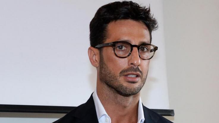 Corona resta libero. "Basta con i social o in cella"